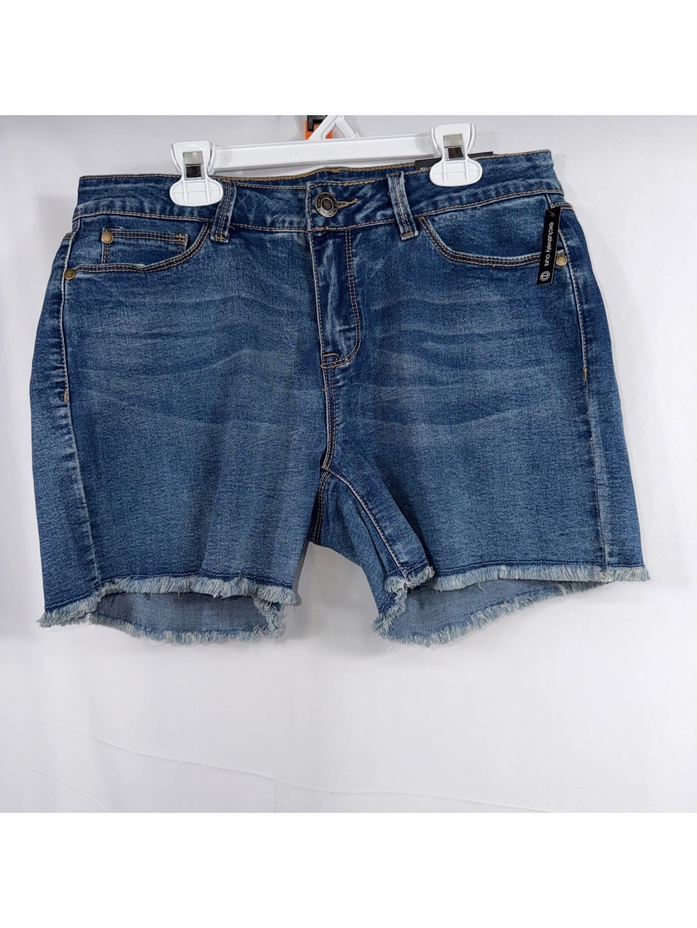 Relativity Women’s Frayed Hem Denim Shorts Size 8 NWT Mid Rise Stretch